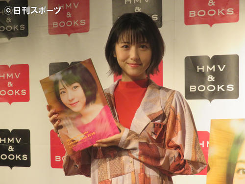 「浜辺美波2020カレンダーブック」出版記念イベントに出席した浜辺美波