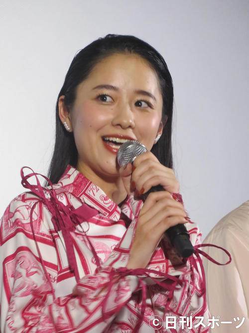 映画「プリズン13」公開記念舞台あいさつで話す堀田真由