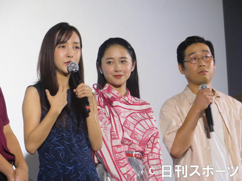 舞台あいさつで話す、左から板野友美、堀田真由、前野朋哉
