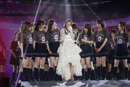 乃木坂46「真夏の全国ツアー2019」千秋楽公演の卒業セレモニーで涙を見せる桜井玲香（中央）