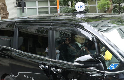 東京地裁に入る強制性交罪で起訴された俳優の新井浩文（本名・朴慶培）被告を乗せた車（午前9時半ごろ）（撮影・狩俣裕三）