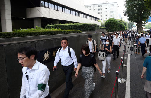 強制性交罪で起訴された俳優の新井浩文（本名・朴慶培）被告の初公判を前に東京地裁に傍聴券を求め、集まる人々（撮影・狩俣裕三）