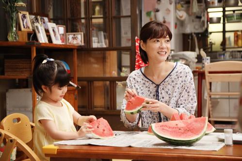 娘のつぐみ（加藤柚凪＝左）とスイカを食べる万木朝顔（上野樹里）（C）フジテレビ

