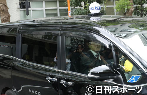 東京地裁に入る強制性交罪で起訴された俳優の新井浩文（本名・朴慶培）被告を乗せた車（午前9時半ごろ）（撮影・狩俣裕三）