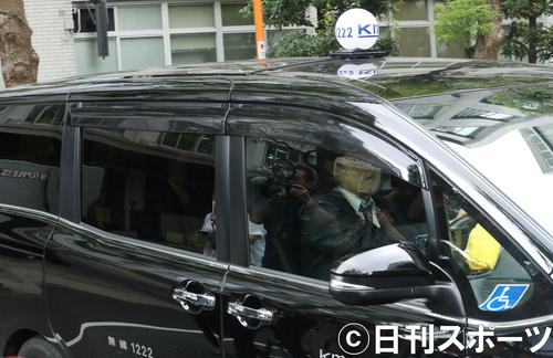 東京地裁に入る新井浩文被告を乗せた車（撮影・狩俣裕三）