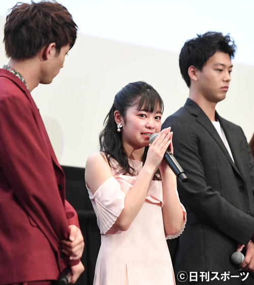 映画「初恋ロスタイム」の完成披露上映会で感極まる吉柳咲良。左は板垣瑞生、右は竹内涼真（撮影・山崎安昭）