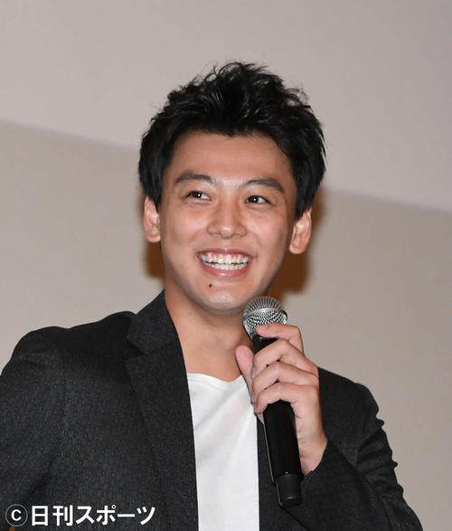 映画「初恋ロスタイム」の完成披露上映会で舞台あいさつに登場した竹内涼真（撮影・山崎安昭）