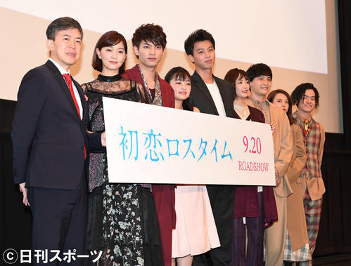映画「初恋ロスタイム」の完成披露上映会に登場した出演者たち。左から河合勇人監督、石橋杏奈、板垣瑞生、吉柳咲良、竹内涼真、主題歌を歌った緑黄色社会（撮影・山崎安昭）