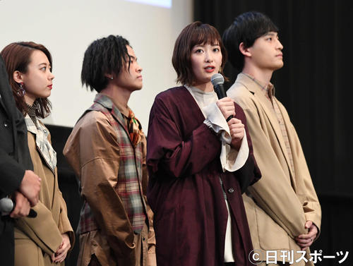 映画「初恋ロスタイム」の完成披露上映会に登場したバンド緑黄色社会（撮影・山崎安昭）