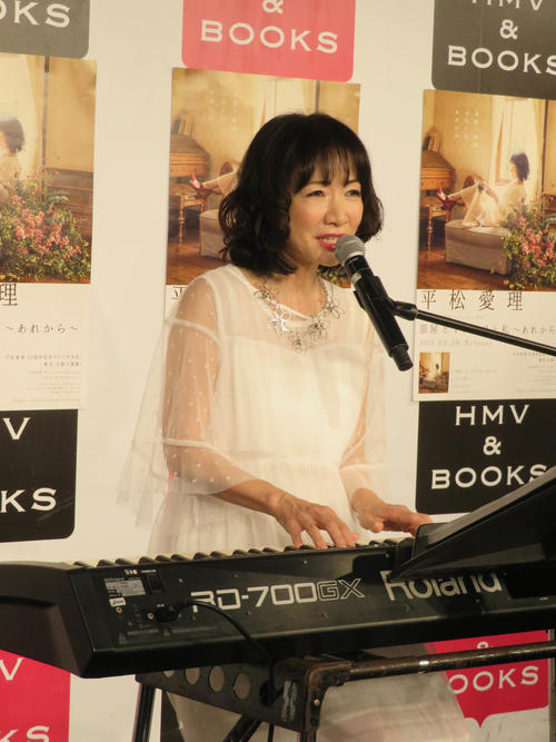 新曲「部屋とYシャツと私～あれから」の発売記念イベントを行った平松愛理