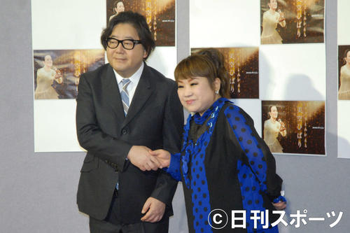 「NHKスペシャル　AIでよみがえる　美空ひばり（仮）」取材会に出席した秋元康氏（左）と天童よしみ（撮影・大友陽平）