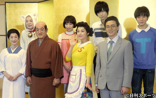 舞台「サザエさん」出演者。前列左から高橋恵子、松平健、藤原紀香、葛山信吾、後列左から酒井敏也、秋元真夏、荒牧慶彦、大平峻也（撮影・大井義明）