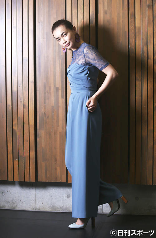 微笑を浮かべポーズを決める長谷川京子（撮影・河田真司）