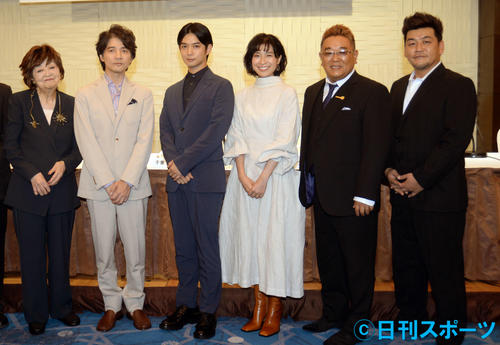 内館牧子さん（左）脚本のドラマ「小さな神たちの祈り」に出演する、左2人目から吉岡秀隆、千葉雄大、土村芳、サンドウィッチマンの伊達みきお、富沢たけし
