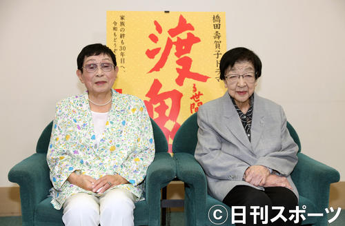 囲み取材に応じる橋田寿賀子氏（左）と石井ふく子プロデューサー（撮影・大野祥一）