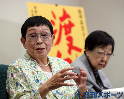 囲み取材に応じる橋田寿賀子氏。右は石井ふく子プロデューサー（撮影・大野祥一）