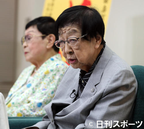 囲み取材に応じる石井ふく子プロデューサー。左は橋田寿賀子氏（撮影・大野祥一）