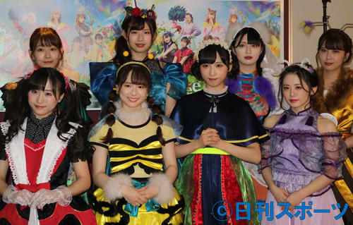 AKB48 チーム8単独公演「Bee School」の初日公演を前に会見した、前列左から坂口渚沙、倉野尾成美、小栗有以、浜咲友菜、後列左から太田奈緒、佐藤朱、佐藤七海、清水麻璃亜