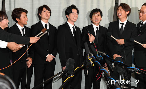 ジャニー氏のお別れ会を終了し、心境を語る嵐。左から大野智、櫻井翔、松本潤、二宮和也、相葉雅紀（撮影・たえ見朱実）