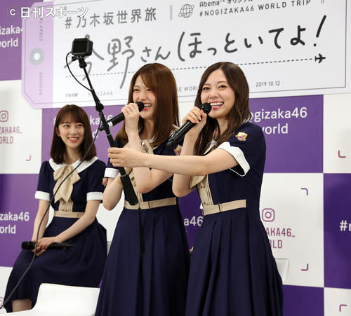 旅を想像しカメラを手に笑顔の松村沙友理（中央）と白石麻衣。左は堀未央奈（撮影・大野祥一）