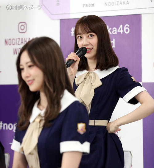 解答を考える堀未央奈。手前は白石麻衣（撮影・大野祥一）