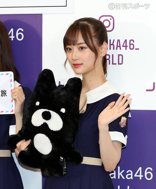 ぬいぐるみを手にする山下美月（撮影・大野祥一）