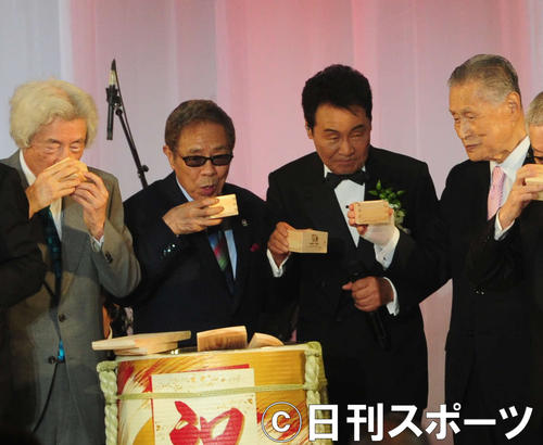 五木ひろしの歌手生活55周年記念パーティーで鏡開きを行った、左から小泉純一郎元首相、北島三郎、五木、森喜朗元首相（撮影・松本久）