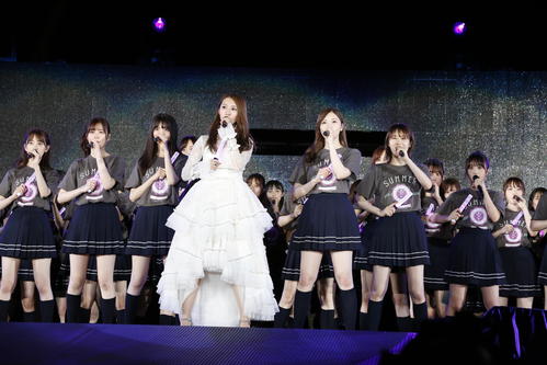 神宮球場コンサート千秋楽で歌う桜井玲香（中央）