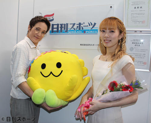 PR来社した桐生麻耶（左）と城月れい（撮影・鎌田敏晴）
