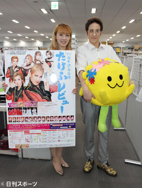 PR来社した桐生麻耶(右)と城月れい（撮影・鎌田敏晴）