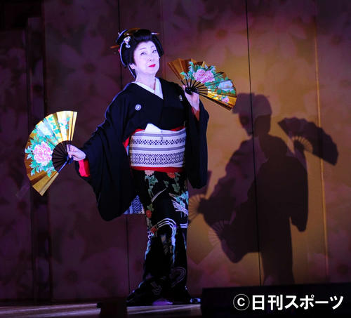 デビュー50周年記念で、一人芝居「夢の花」を観世能楽堂で上演した由紀さおり（撮影・松本久）