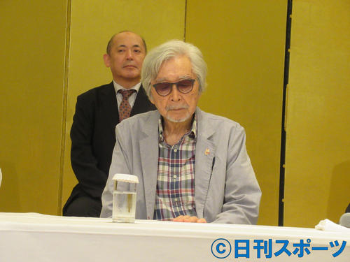 「松竹新喜劇　錦秋特別公演」の制作発表に出席した山田洋次監督。後方は曽我廼家寛太郎（撮影・星名希実）