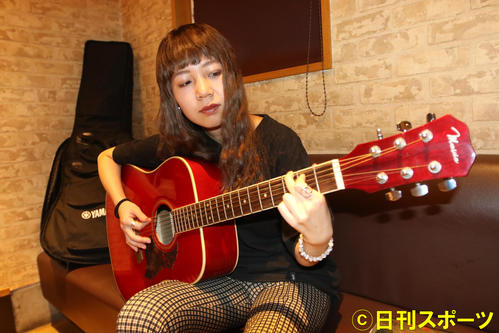 ギターを弾く小寺（撮影・西塚祐司）