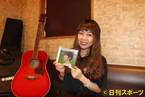 新曲「羽」のCDを手にする小寺（撮影・西塚祐司）