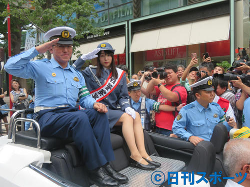 麻布警察署の一日警察署長として、外苑東通りをパレードする桜井日奈子と麻布警察署の大田晃央署長（左）（撮影・大井義明）