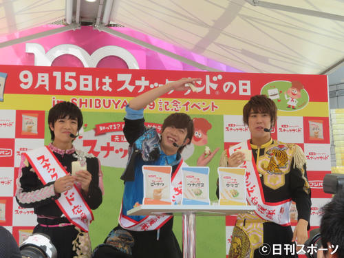 スナックサンドを食べ「おいC！」とおどける田村侑久（中央）