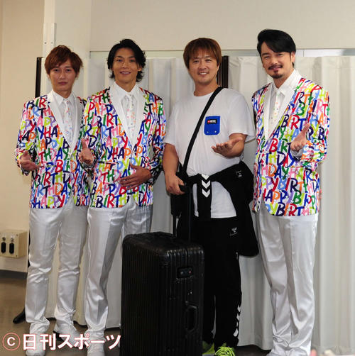コンサートの取材に遅れて到着した純烈のリーダー酒井一圭（左から3人目）（撮影・松本久）