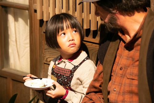 NHK連続テレビ小説「なつぞら」で主人公なつの幼少期を演じていた粟野咲莉（左）