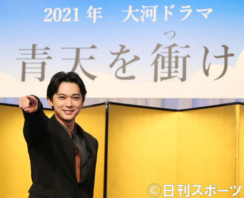 第60作NHK大河ドラマ「青天を衝け」制作・主演発表会見でポーズを決める主演渋沢栄一役の吉沢亮（撮影・垰建太）
