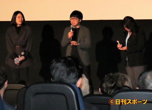 トロント国際映画祭公式上映会で舞台あいさつする新海誠監督（中央）