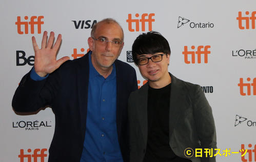 トロント国際映画祭公式上映会に出席した新海誠監督（右）