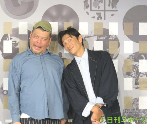 「ART　START　UP　100」の発表会見に出席したくっきー！（左）と伊勢谷友介