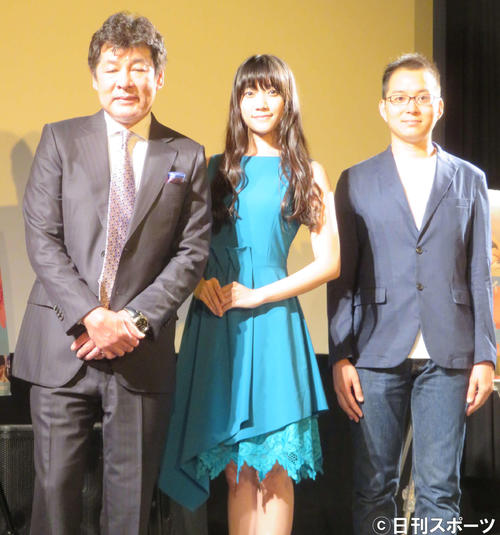 左から赤井英和、辻美優、目黒啓太監督
