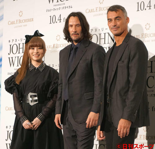 映画「ジョン・ウィック：パラベラム」来日ジャパンプレミアに出席した、左からきゃりーぱみゅぱみゅ、キアヌ・リーブス、チャド・スタエルスキ監督（撮影・遠藤尚子）