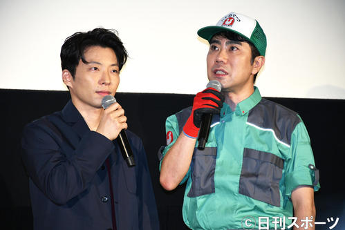 映画「引っ越し大名！」大ヒット記念応援上映会イベントに引っ越し業者に扮（ふん）して登場した藤井隆（右）とトークする星野源（撮影・大友陽平）