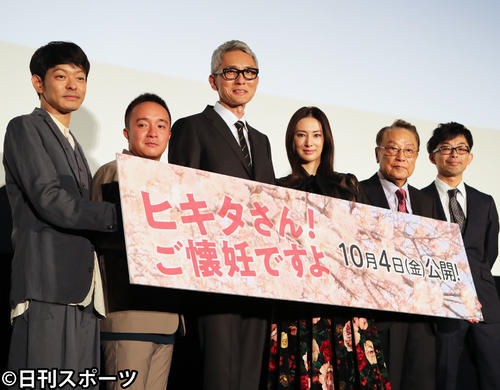 「ヒキタさん！　ご懐妊ですよ」完成披露上映会に出席した、左から山中崇、濱田岳、松重豊、北川景子、伊東四朗、細川徹監督（撮影・佐藤勝亮）
