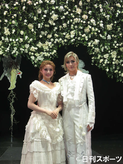 花組新人公演で3度目主演の聖乃あすか（右）と、初ヒロインの都姫ここ（撮影・村上久美子）