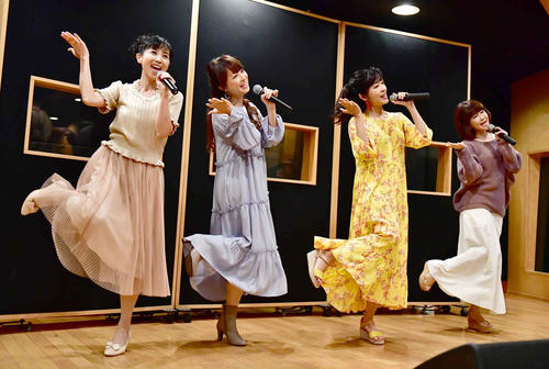 「80'　Idol　Fes」の公開リハーサルで「セーラー服を脱がさないで」を披露する、左から西村知美、渡辺美奈代、早見優、松本伊代（撮影・小沢裕）