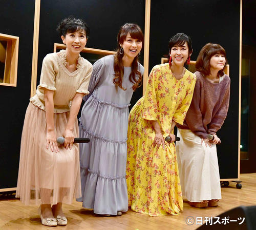 「80'　Idol　Fes」の公開リハーサルで「セーラー服を脱がさないで」を披露する、左から西村知美、渡辺美奈代、早見優、松本伊代（撮影・小沢裕）