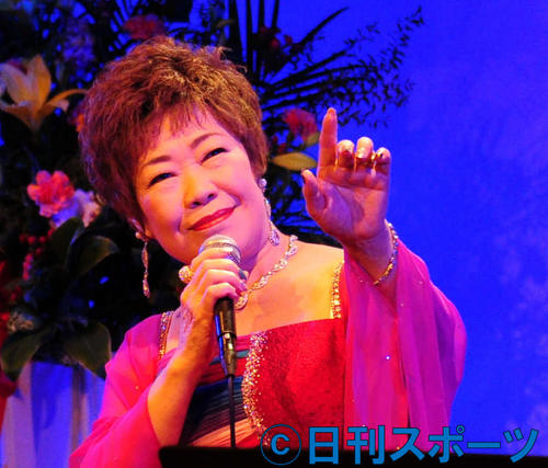 デビュー15周年記念曲「たそがれ坂の二日月」の発売記念ライブを行った秋元順子（撮影・松本久）